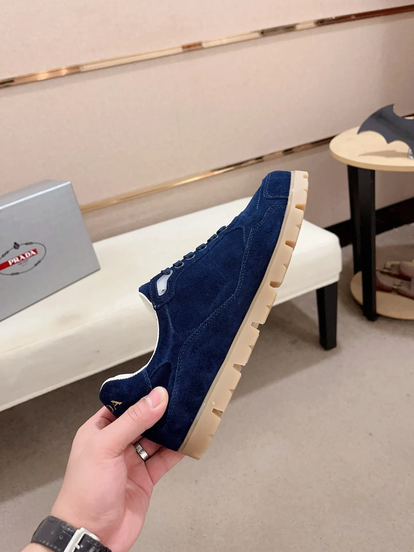 Men's shoes 💰 540💰 ✔️✔️✔️Higher version High-quality new PRADA (Prada) counters are launched at the same time. The new men's shoes and 😘 fabrics are made of high-tech glue-making technology. Lining: Full cowhide lining. 👍🏿 High-end ☄️ air-cushion molded anti-slip rubber outsole, exquisite lines, simple and elegant, comfortable and high-end for leisure travel. Code number: 38 to 44 (45 can be customized and cannot be returned or exchanged)